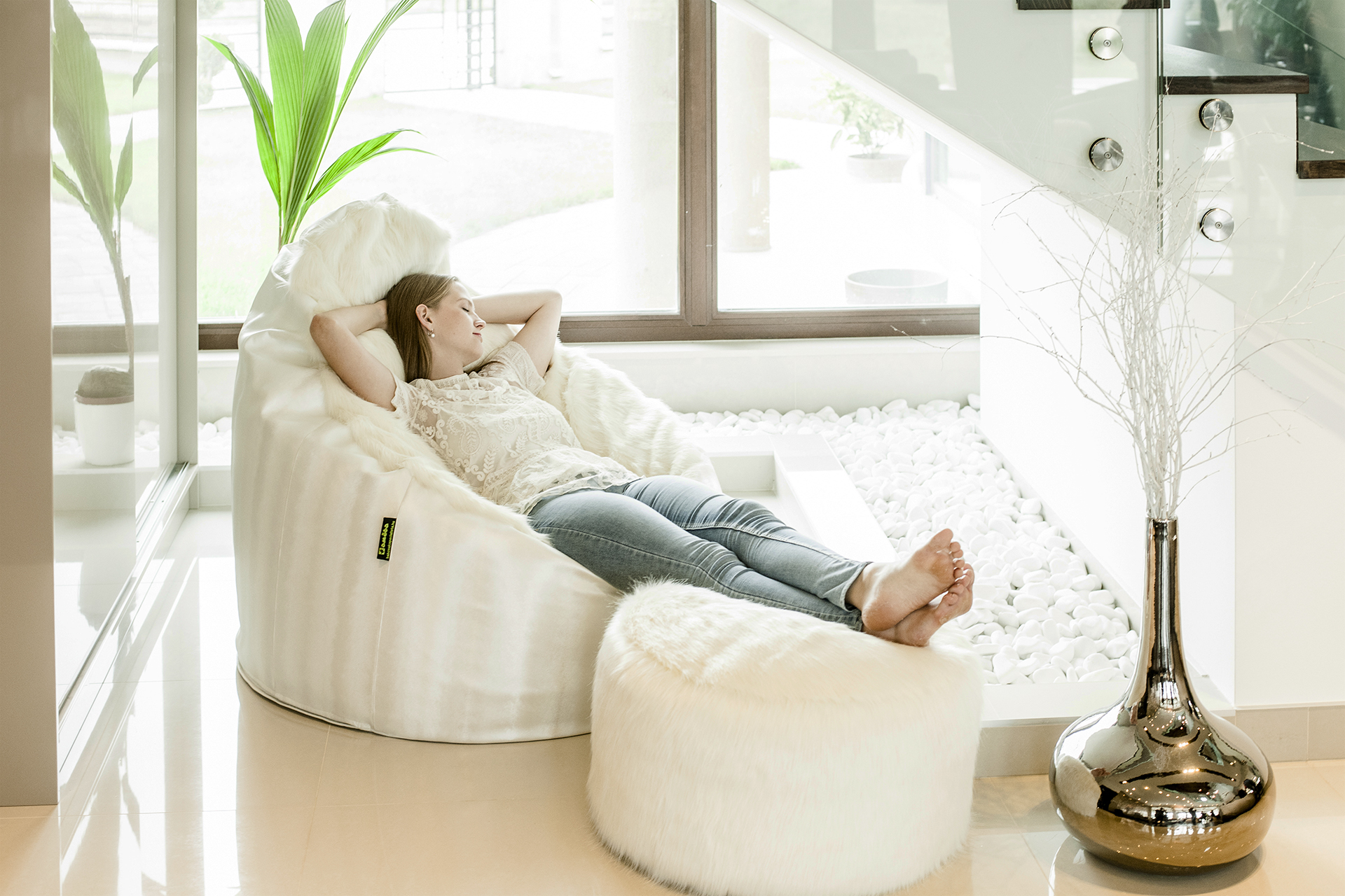 Elegáns fehér relax fotel lábtartóval