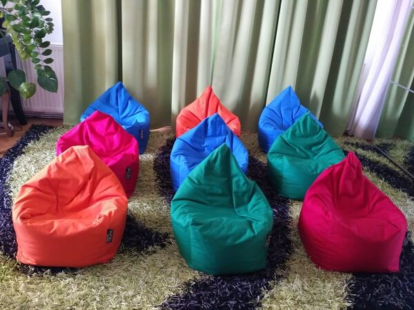 10 db színes Amőba bérelhető gyerek babzsák