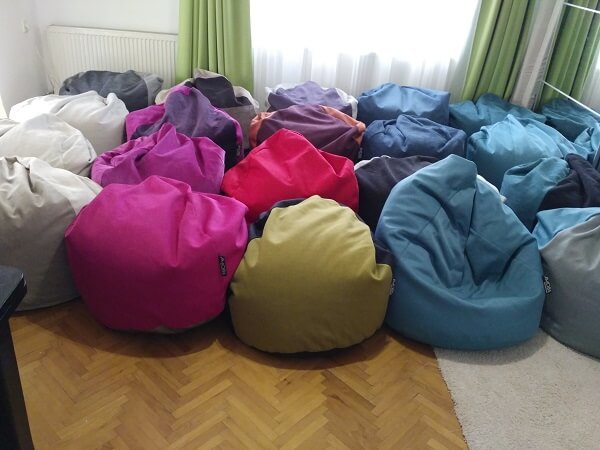 20 db színes, Amőba bérelhető babzsák