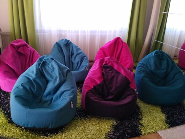 Amőba pink és türkiz bérelhető babzsákok