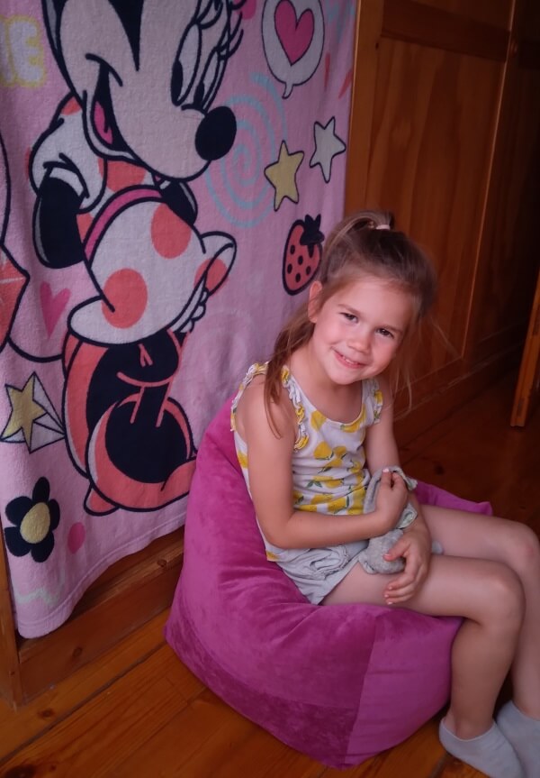 Kislány ül egy Amőba bérelhető gyerek babzsákban