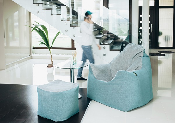 solo-max-babzsakfotel-1 Nagy fehér műszőr babzsákfotel lábtartóval