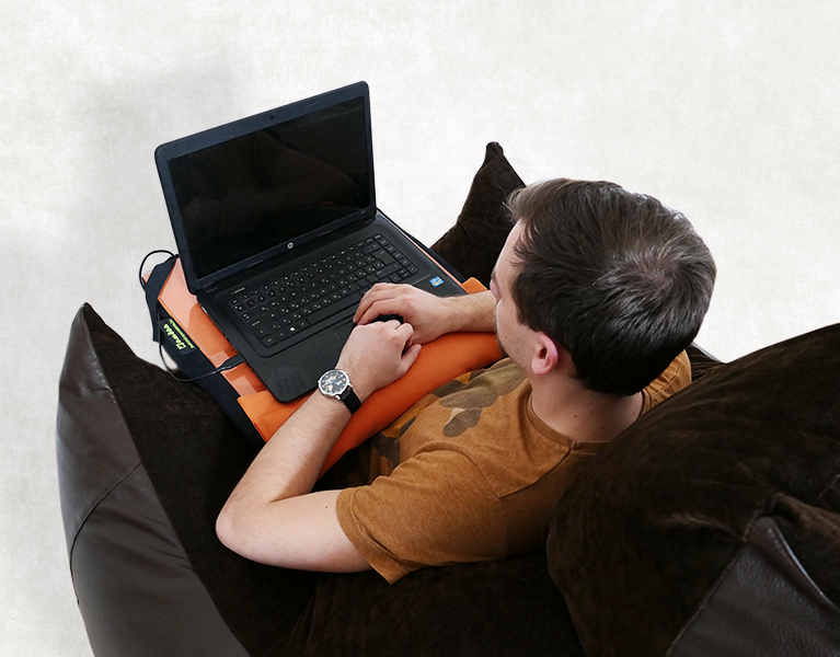 Kézpárnás laptoptartó használat közben babzsákfotelben